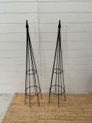 A pair of garden spires (H 125cm)
