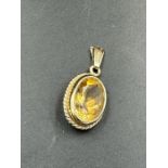 A 9ct gold pendant with citrine style stone. (Approximate Total weight 2.7g)