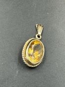 A 9ct gold pendant with citrine style stone. (Approximate Total weight 2.7g)