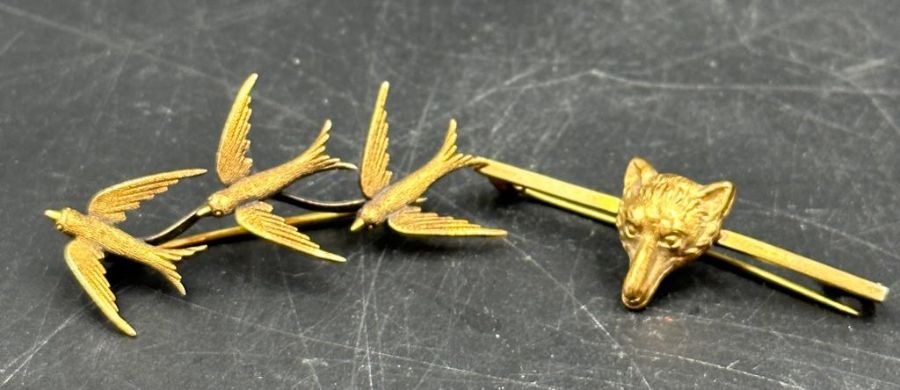 Two gold metal brooches one of three swallows the other of a foxes head. - Image 3 of 3