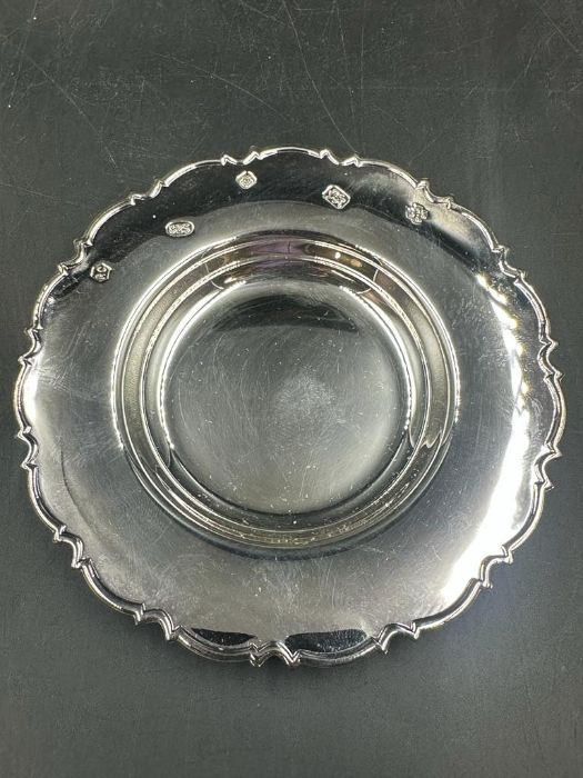 A silver pin dish, hallmarked for Sheffield 2000. (Approximate weight 53g) - Bild 3 aus 4