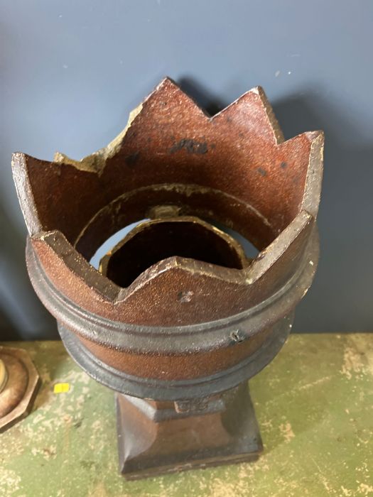 A reclaimed Victorian crown chimney pot - Image 2 of 2