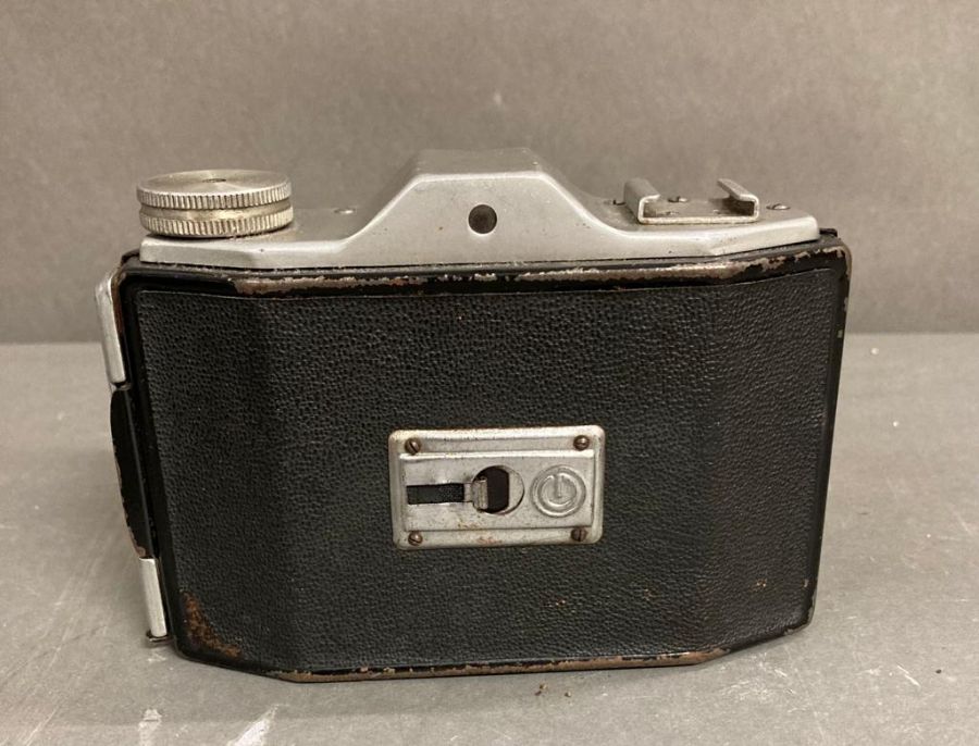 Two vintage cameras. A Kodak brownie model 1 and a Gu Go - Image 2 of 5