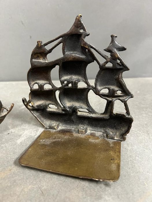 A pair of brass ship themed bookends - Image 2 of 6