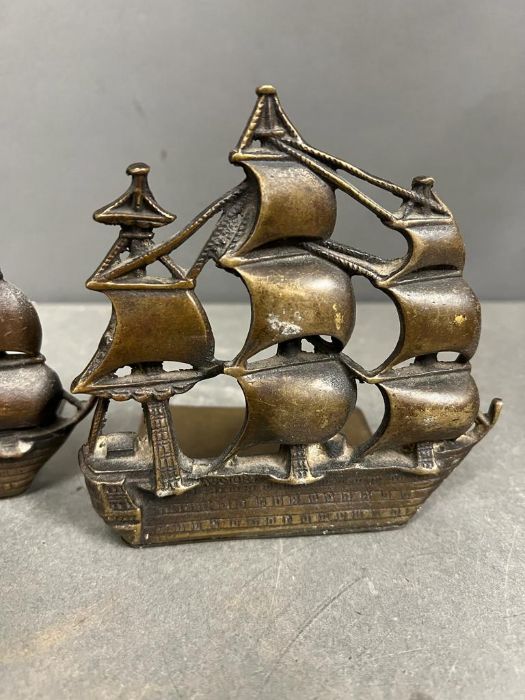 A pair of brass ship themed bookends - Image 6 of 6