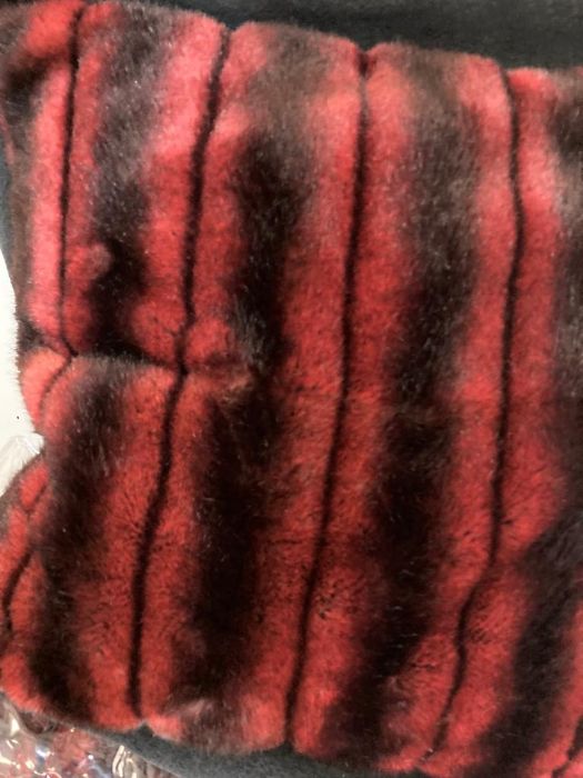 A red faux fur throw with charcoal backing and two matching cushions - Image 2 of 3