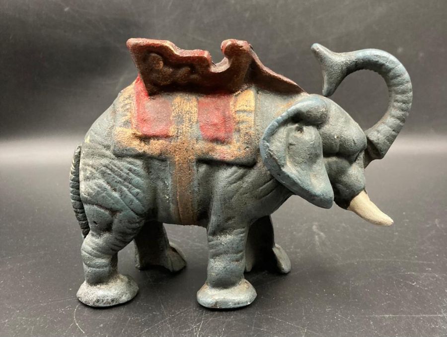 A Vintage style elephant money box in cast metal. - Image 4 of 5
