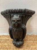 A black forest carved wall hanging in the form of an owl (H30cm)