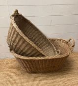 A large wicker two handled laundry basket (86cm x 56cm x 33cm)