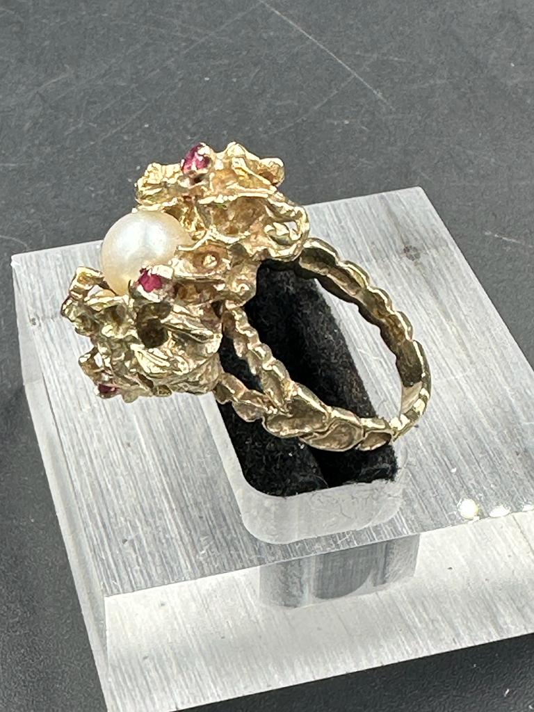 A 9ct gold coral style contemporary ring with pearl and rubies (Approximate total weight 10.2g) - Image 2 of 5