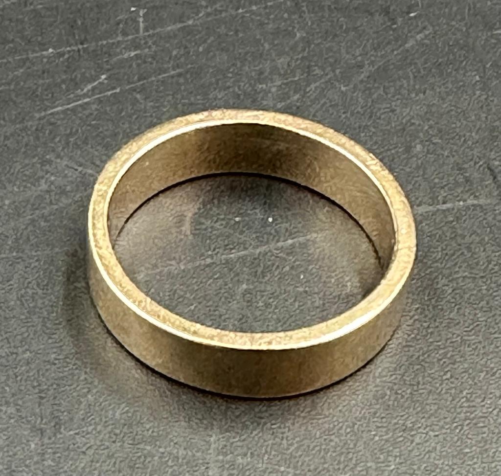 A yellow gold wedding band - Image 3 of 3