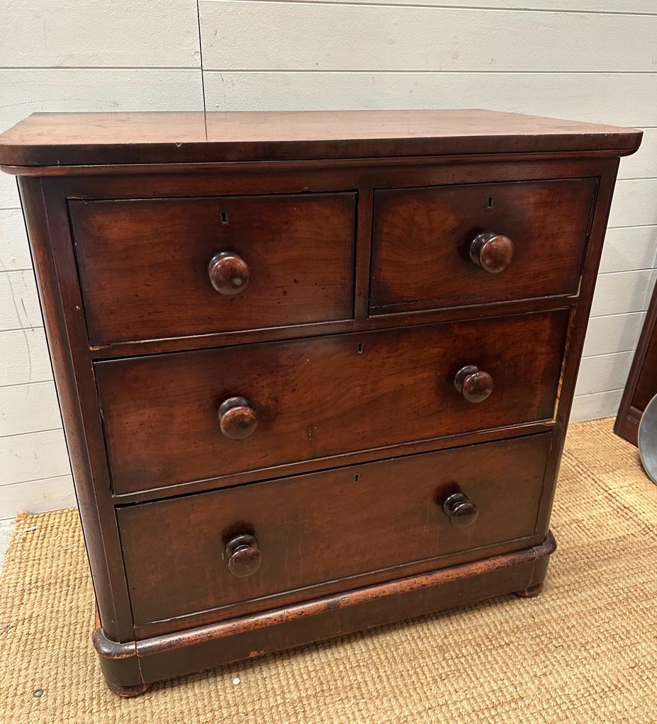 A mahogany two over three chest of drawers with turned handles on bun feet AF (H90cm W51cm D40cm)
