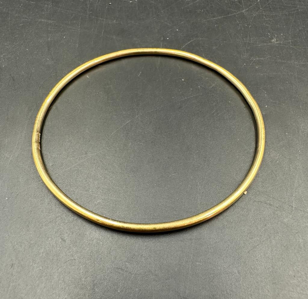 An 18ct gold bangle weight 11.9g