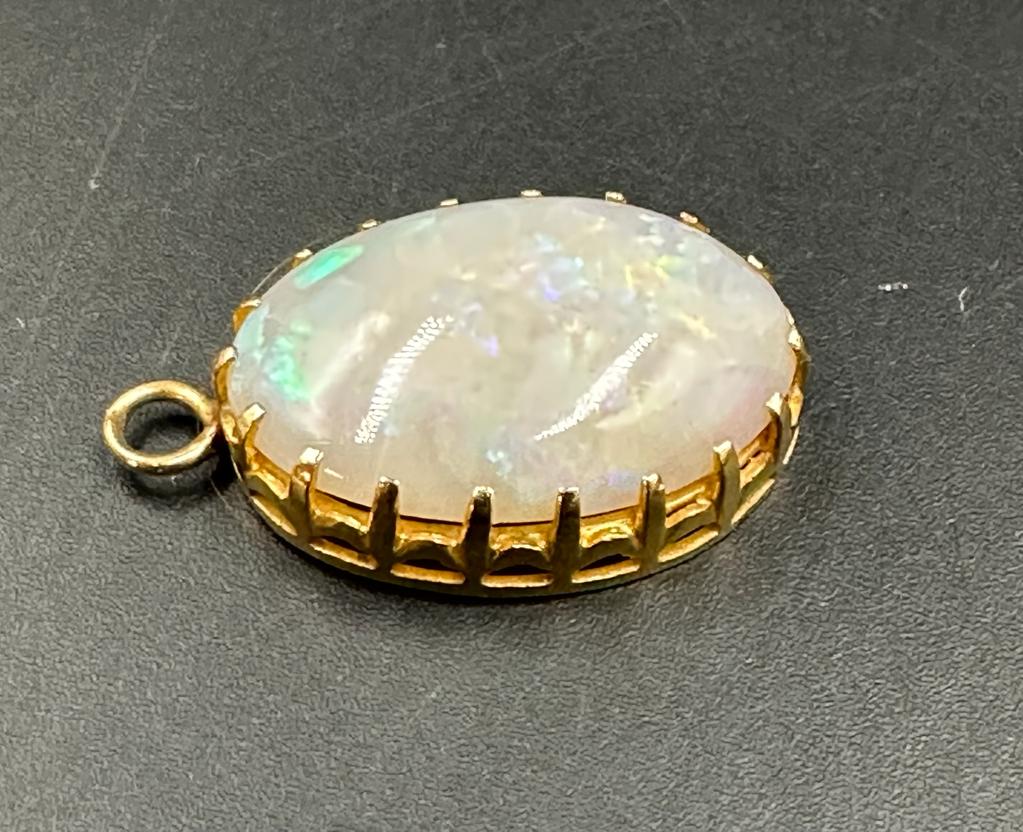 An opal pendant in a yellow gold setting AF - Image 3 of 3