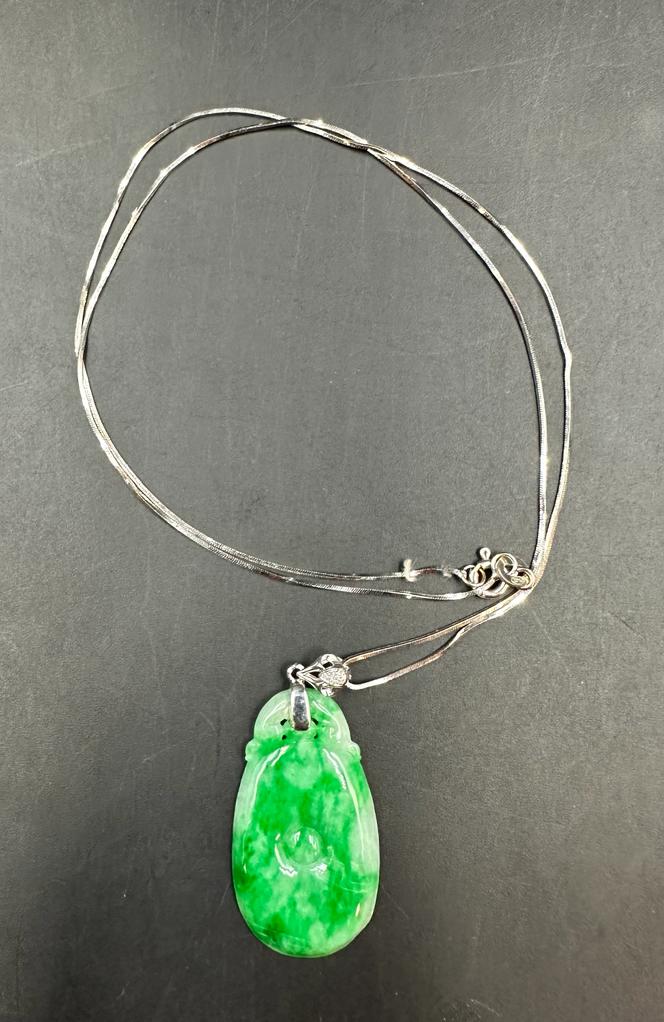 Jade pendant suspended on a 18 carat white gold 18 inch chain - Image 3 of 4