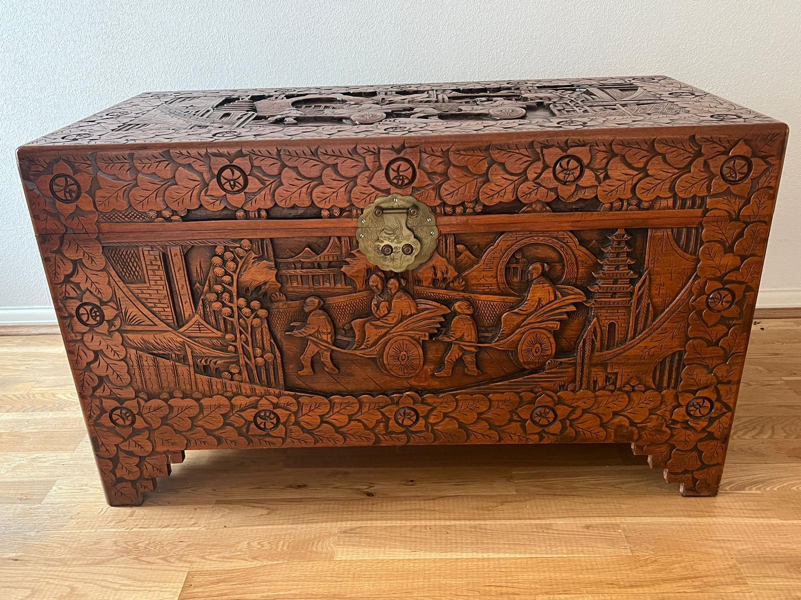 An ornately carved camphor wood chest (H 60cm x D 50cm x W 102cm) - Image 6 of 11