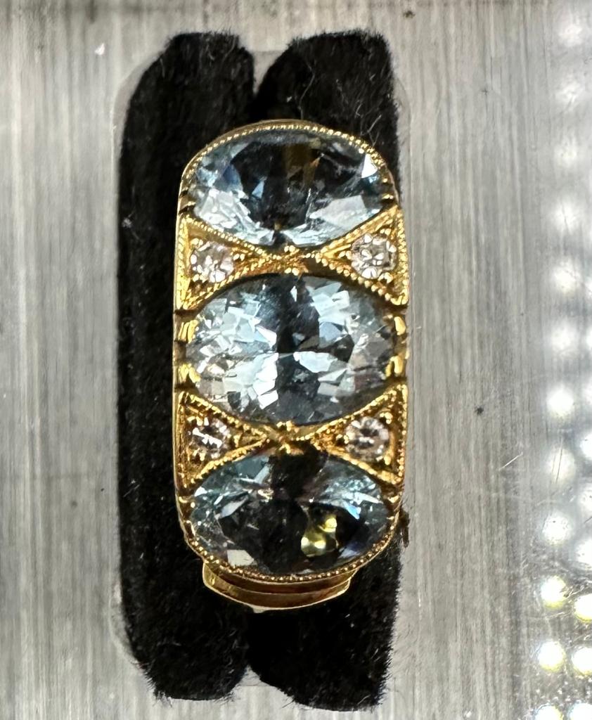 18 carat yellow gold aquamarine and diamond 3 stone ring. - Image 2 of 3