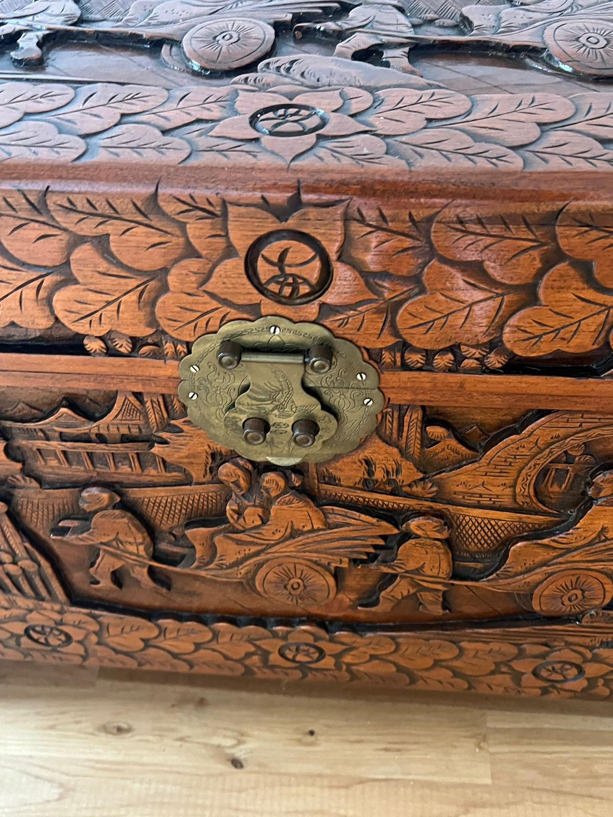 An ornately carved camphor wood chest (H 60cm x D 50cm x W 102cm) - Image 4 of 11
