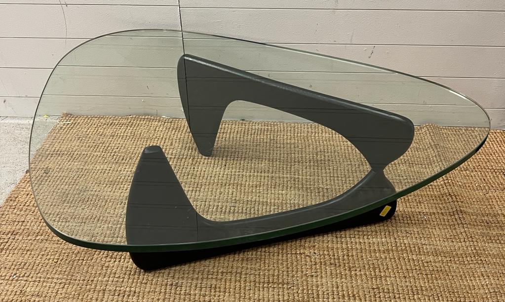 Glass coffee table with contemporary stand (40cm H x 126cm W x 95 cm D) - Image 3 of 3