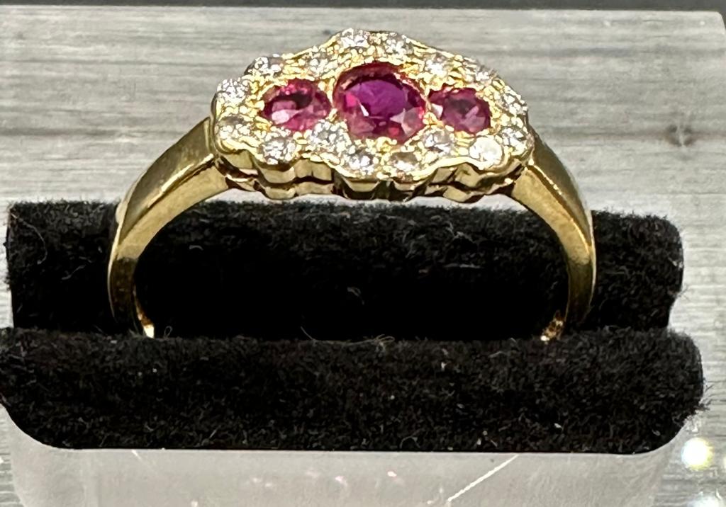 18 carat yellow gold ruby and diamond 3 stone cluster ring. Full hallmark - Image 2 of 4