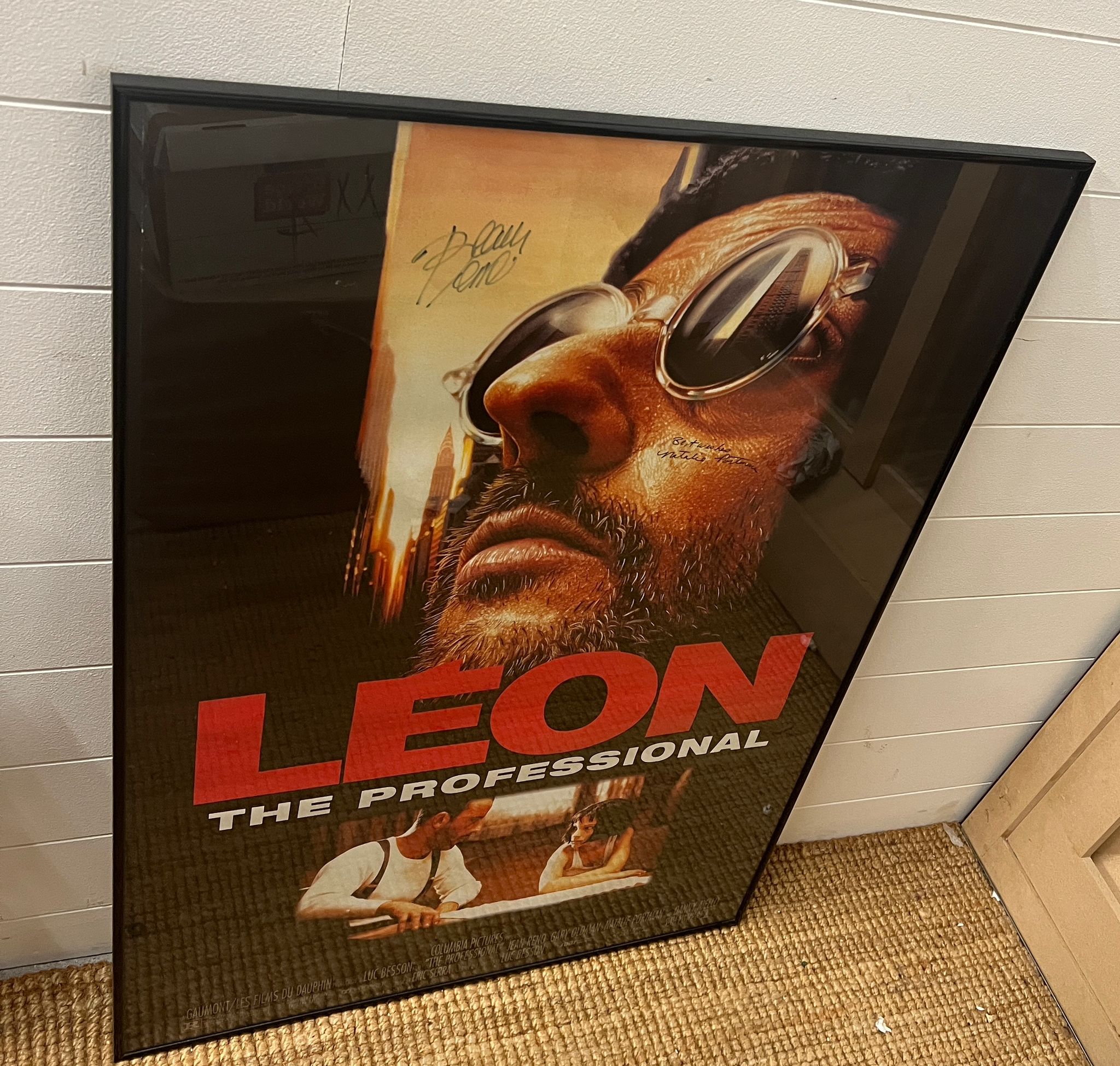 A signed movie poster "Leon" signed by Natalie Portman and Jean Reno ( 72cm x 103cm)
