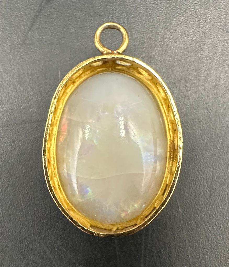 An opal pendant in a yellow gold setting AF - Image 2 of 3