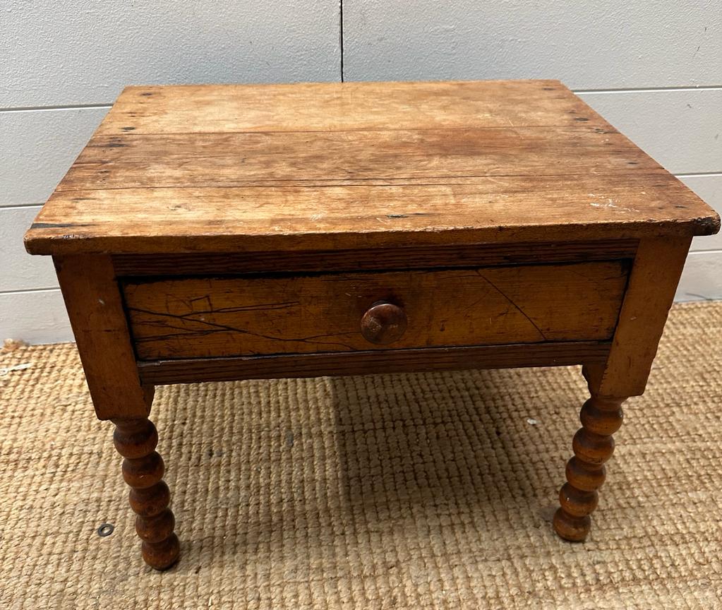 A small single drawer side table on turned legs (H38cm W50cm D38cm)