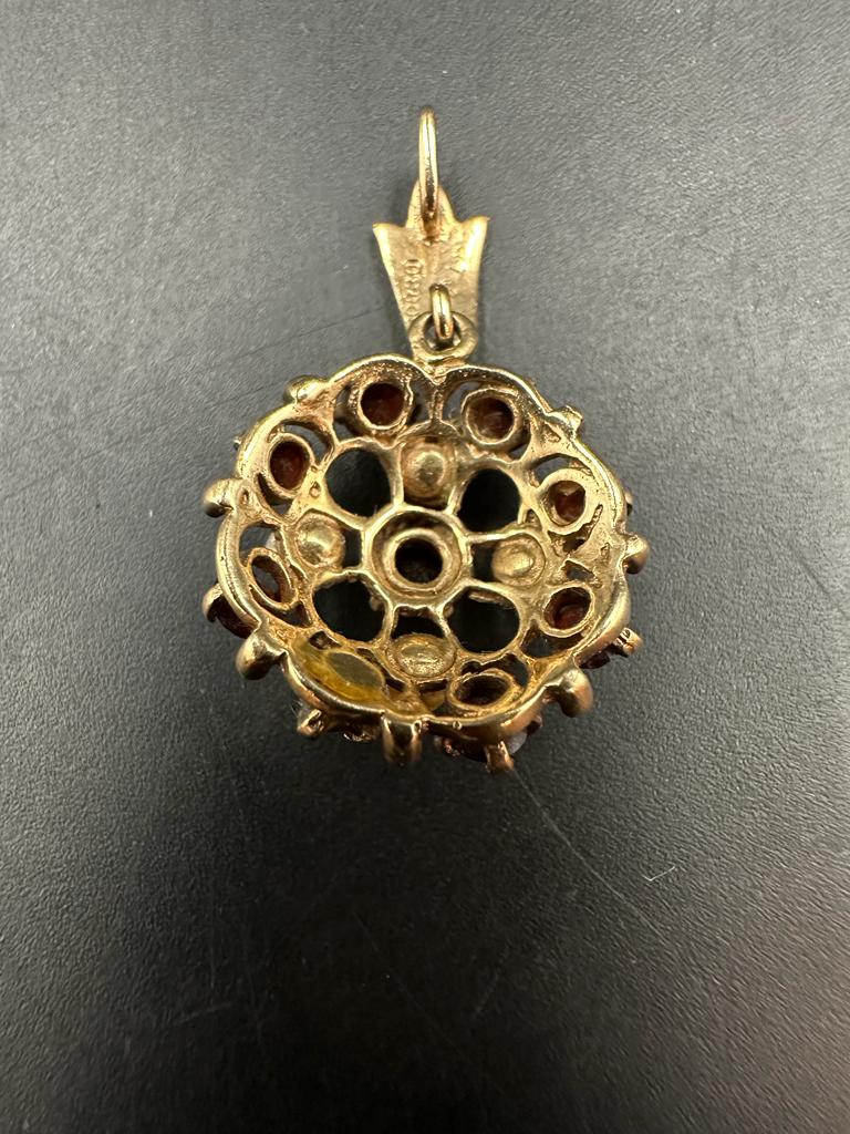 A 9ct gold pearl and garnet pendant - Image 3 of 3