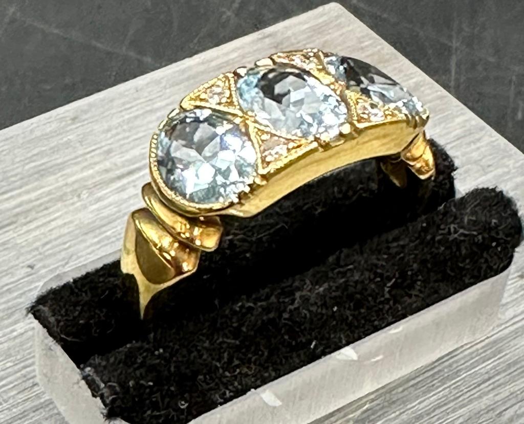 18 carat yellow gold aquamarine and diamond 3 stone ring. - Image 3 of 3