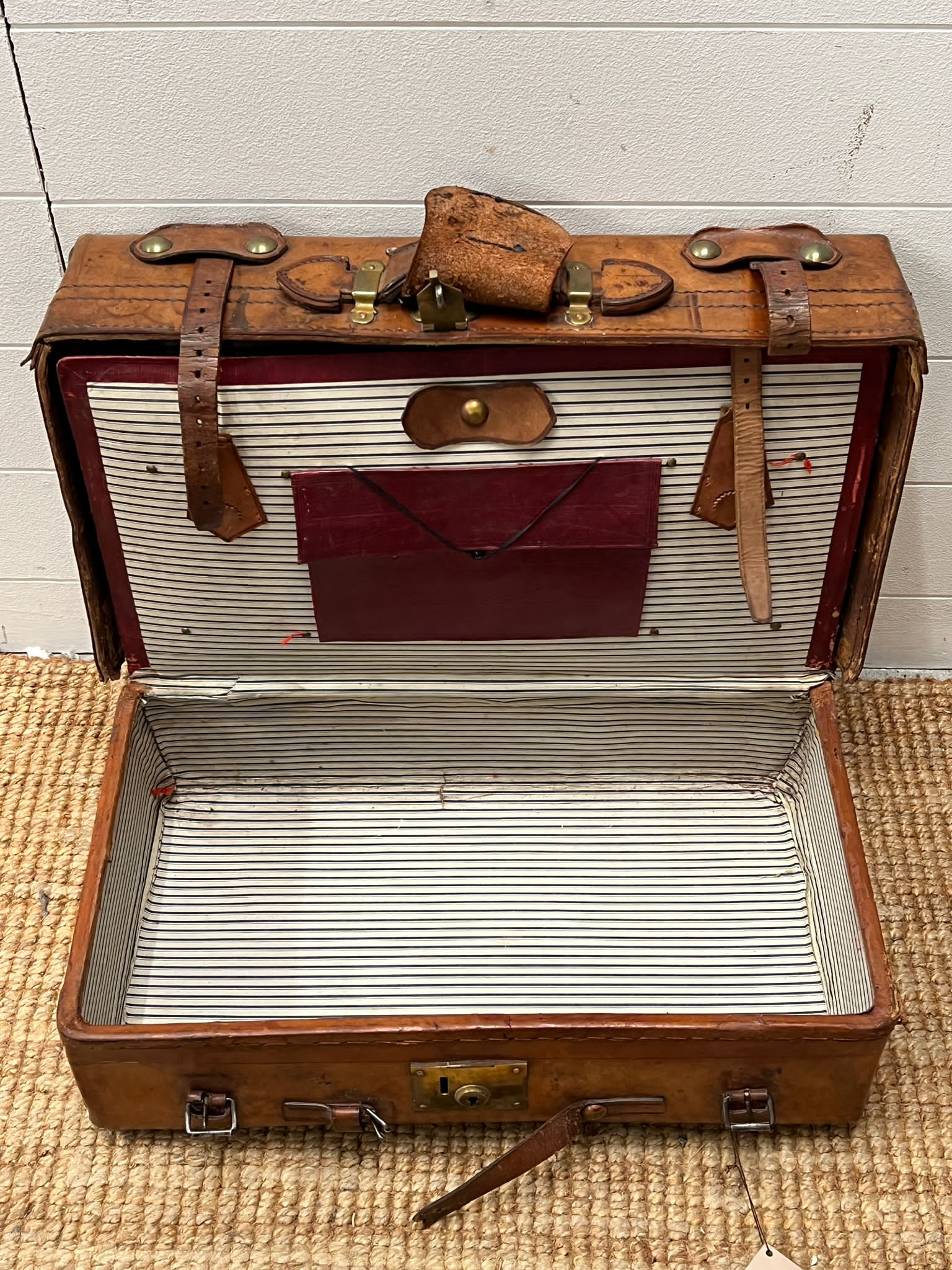 A good quality leather trunk (56cm x 23cm x 30cm) - Image 4 of 4