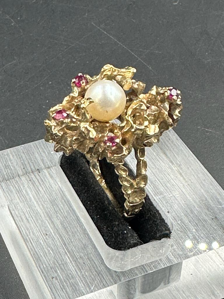 A 9ct gold coral style contemporary ring with pearl and rubies (Approximate total weight 10.2g) - Image 5 of 5