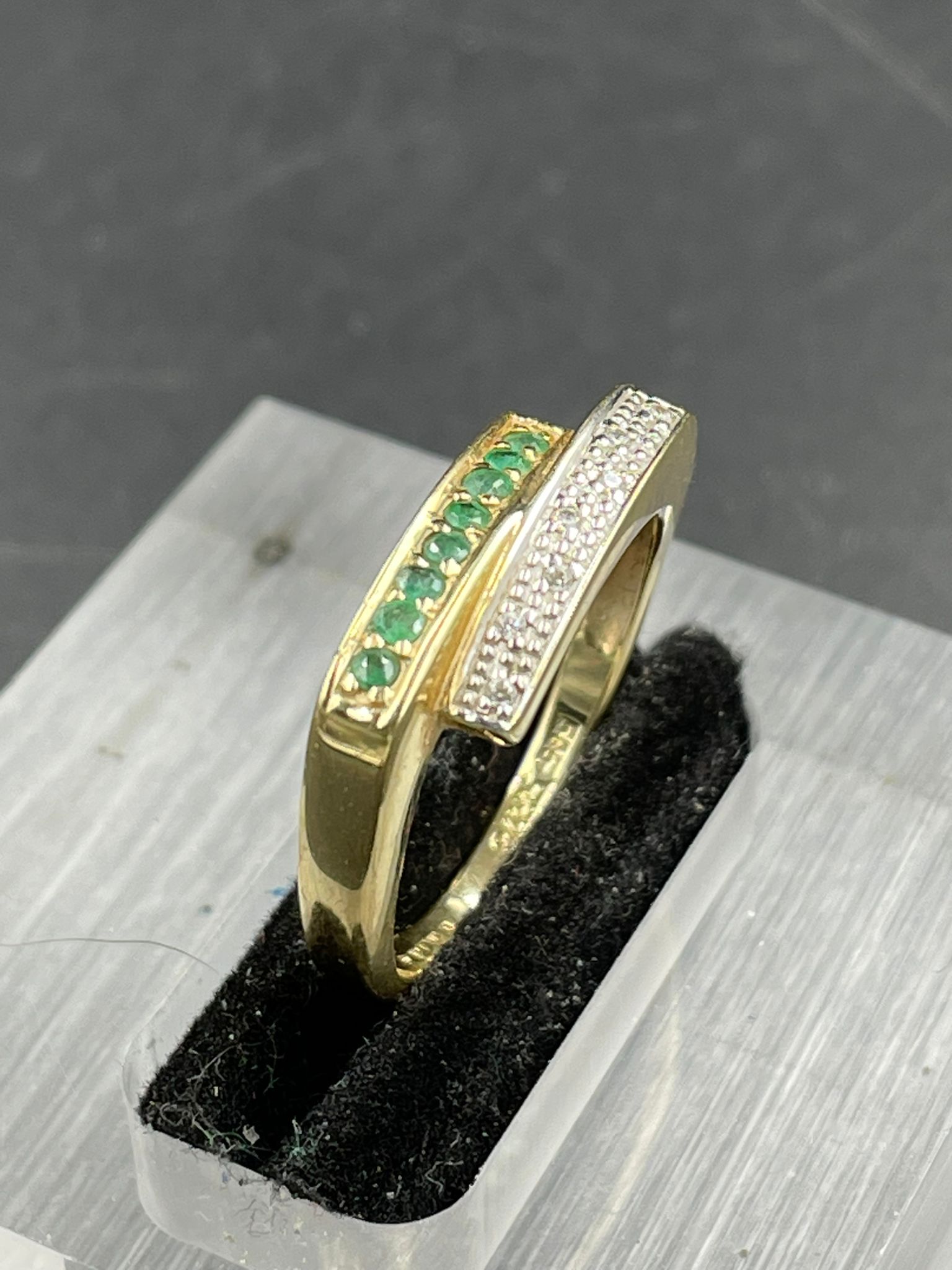 An emerald and cubic zirconia yellow metal half eternity ring. Grain set with a row of eight round - Image 2 of 2