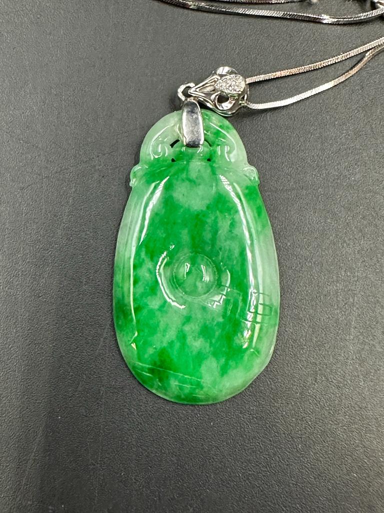 Jade pendant suspended on a 18 carat white gold 18 inch chain - Image 4 of 4