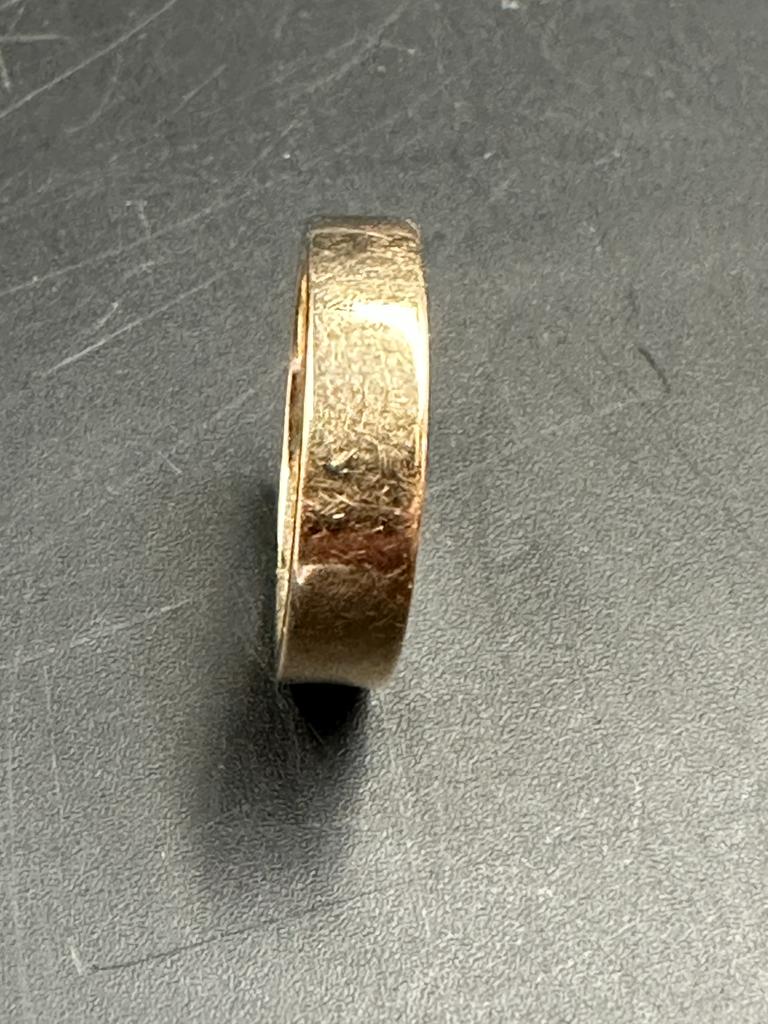 A yellow gold wedding band - Image 2 of 3