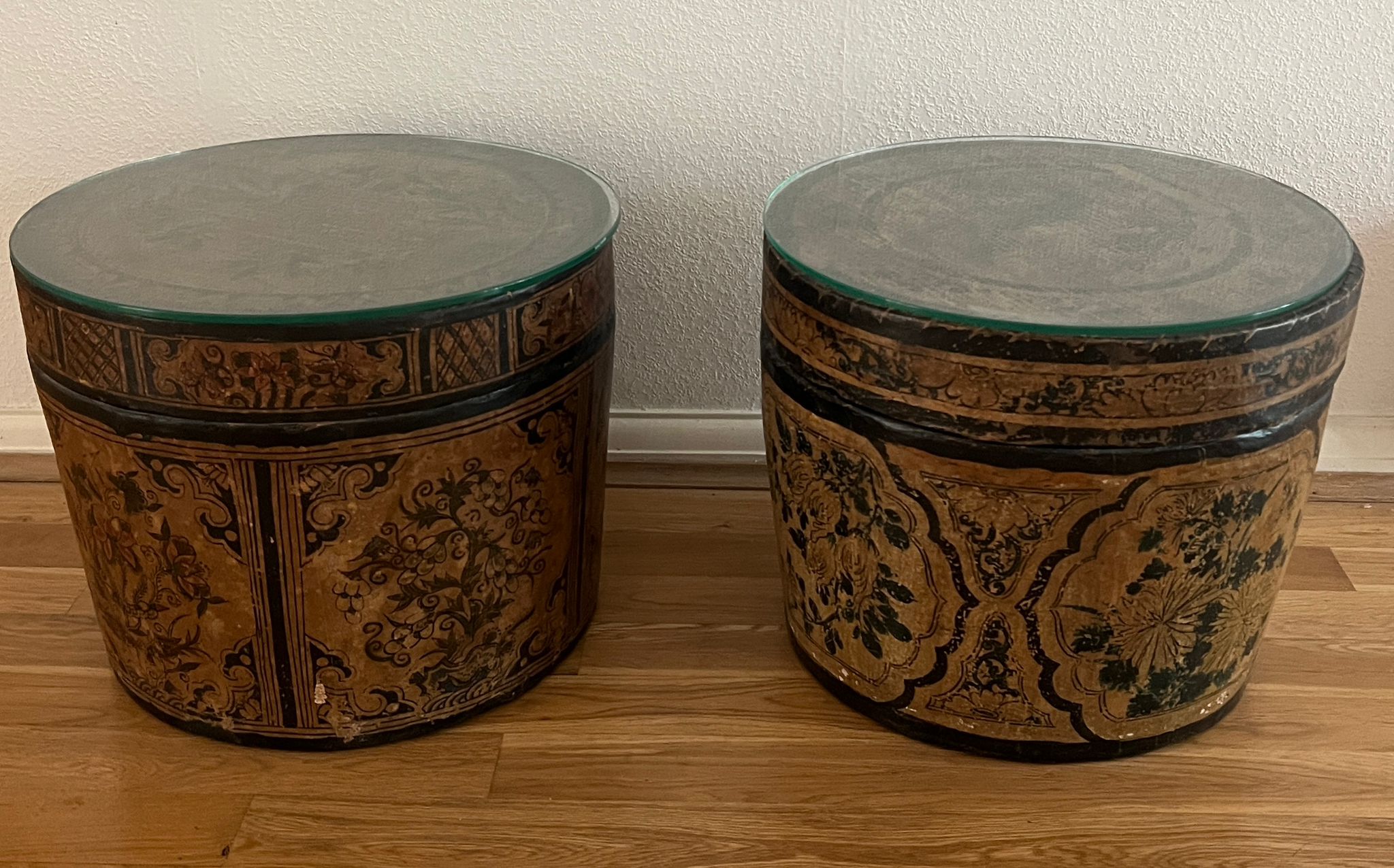 A pair of Oriental papier-mâché lidded boxes with glass tops, being used as lamp tables. (H 32cm x - Image 3 of 7