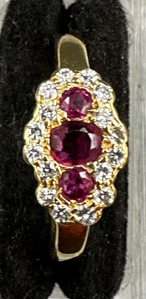 18 carat yellow gold ruby and diamond 3 stone cluster ring. Full hallmark - Image 3 of 4