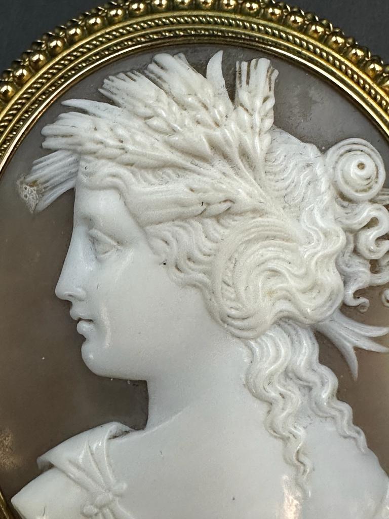Yellow gold shell cameo brooch of a woman - Image 2 of 3
