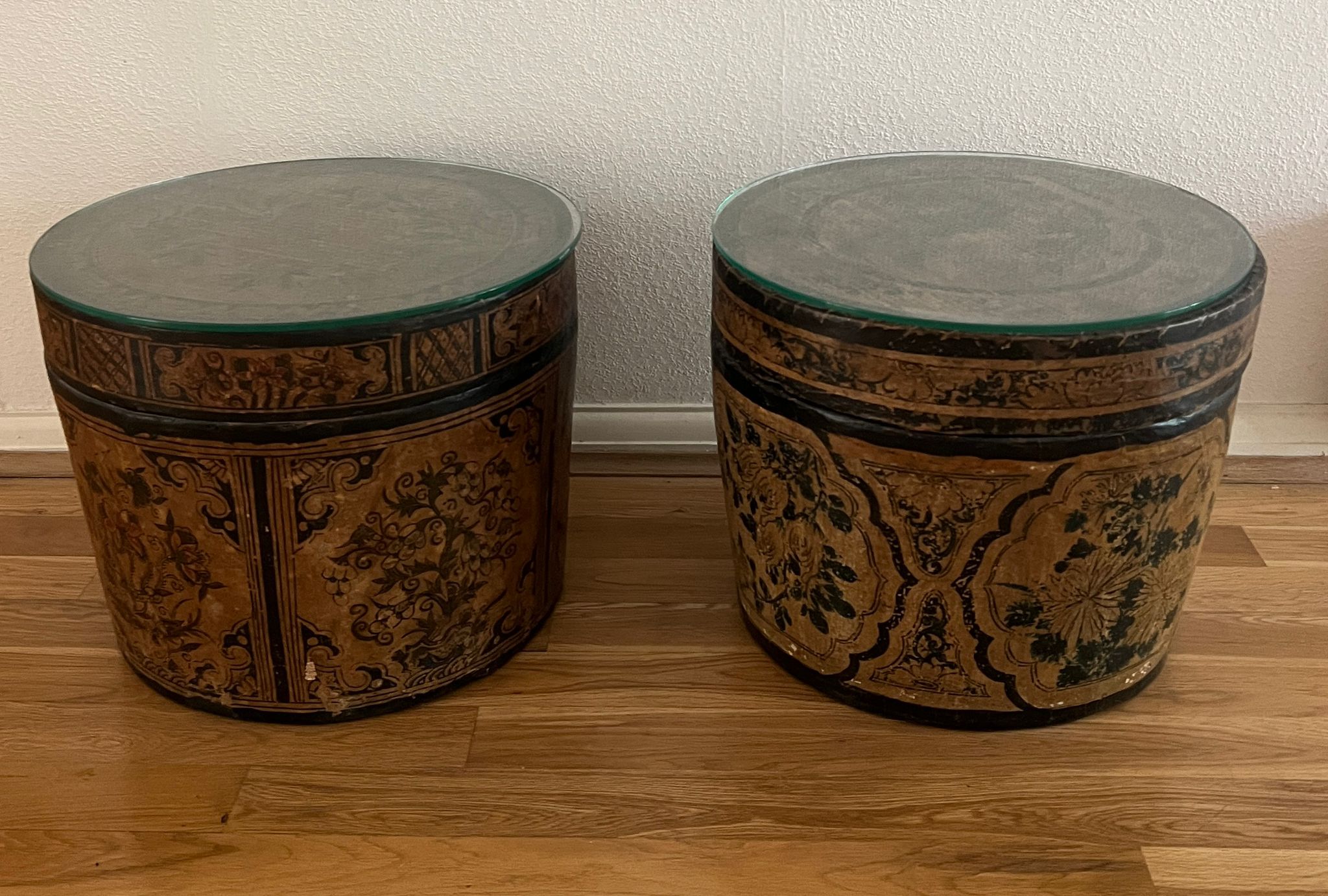 A pair of Oriental papier-mâché lidded boxes with glass tops, being used as lamp tables. (H 32cm x