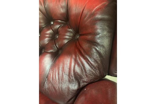 A burnt red leather button back three seater sofa and matching reclining arm chair - Image 6 of 6