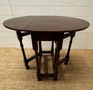 A small oak gateleg occasional table on turned supports (H 62cm x 60 cm x 78cm)