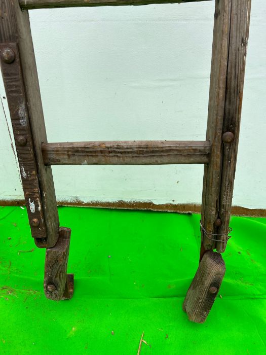 A vintage wooden ladder - Image 2 of 3