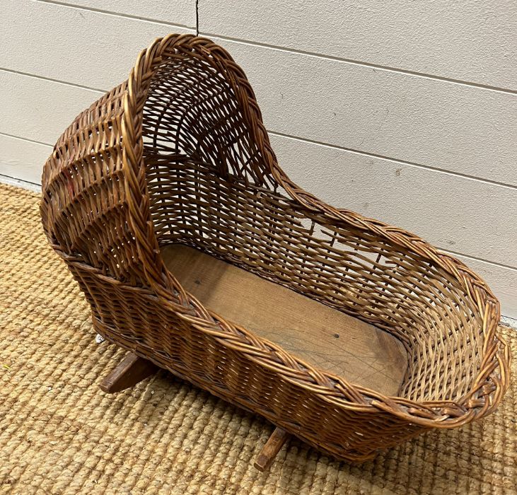 A child's wicker dolls cradle - Image 2 of 3