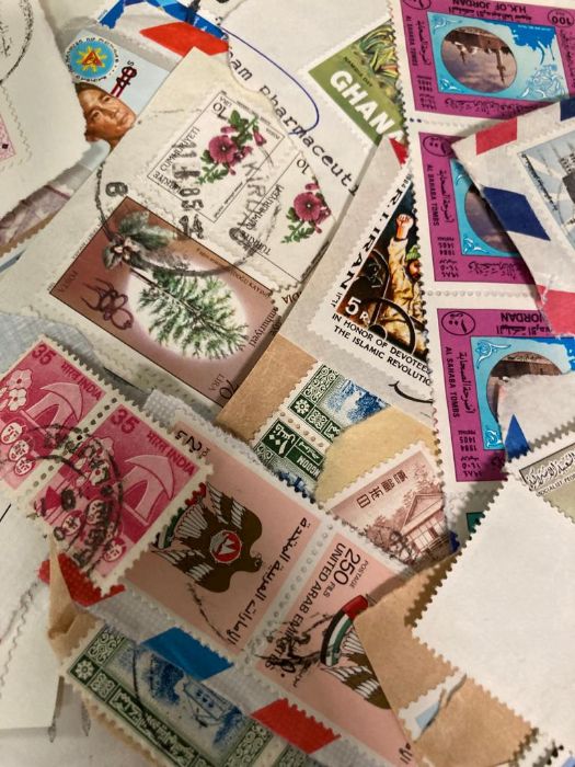 A quantity of loose world stamps to include Jordan, Spain and Kuwait - Image 2 of 6