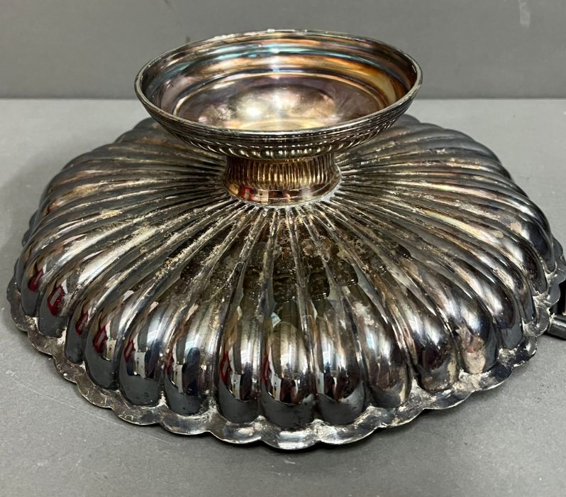 A silver plate scalloped handled tray of muffin dish on a footed base - Image 3 of 4