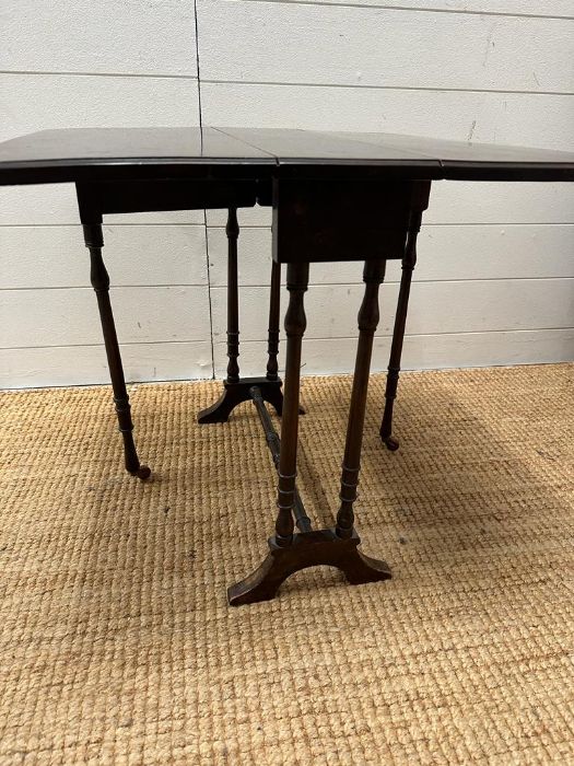 A small gateleg sutherland table on turned supports and splayed feet.(H 53cm x 53cm x 64cm) - Image 2 of 4