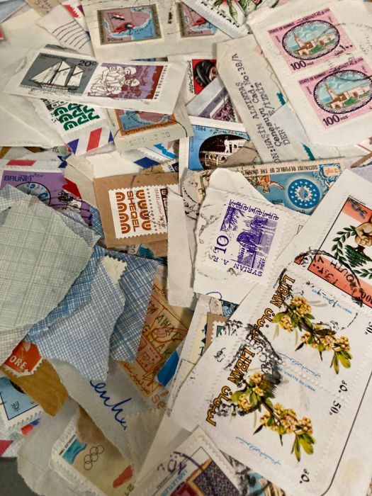 A quantity of loose world stamps to include Jordan, Spain and Kuwait - Image 3 of 6