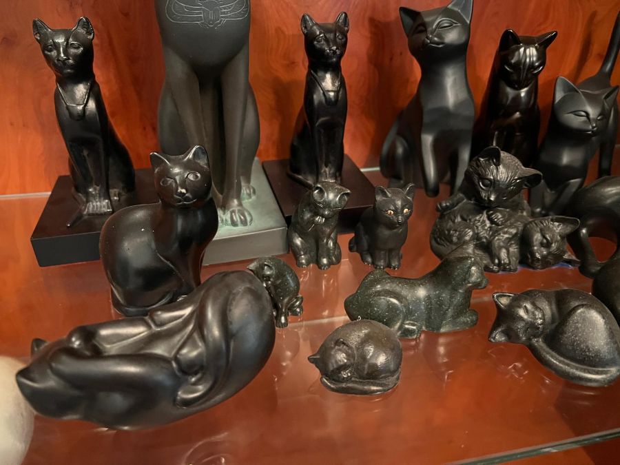 A large selection of cat statues various makers stamps including Capella of Darington - Image 3 of 8