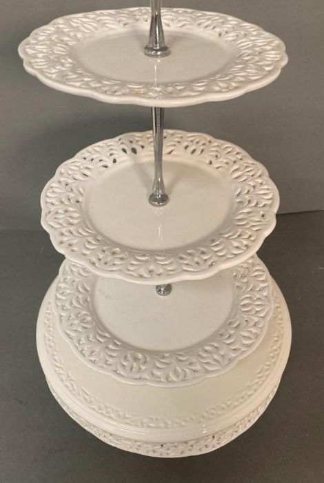 A White ceramic cake stand with pierced floral detail - Image 2 of 2