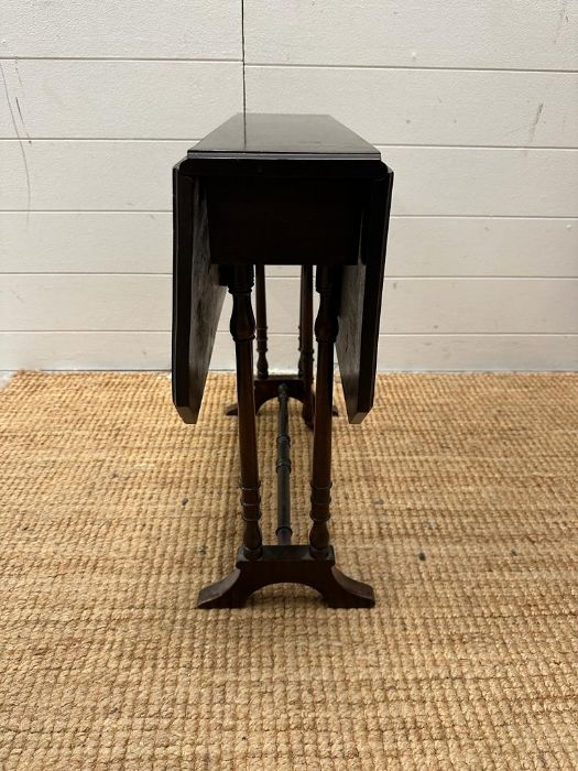 A small gateleg sutherland table on turned supports and splayed feet.(H 53cm x 53cm x 64cm) - Image 3 of 4