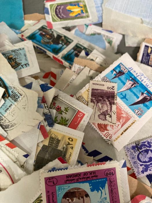A quantity of loose world stamps to include Jordan, Spain and Kuwait - Image 6 of 6
